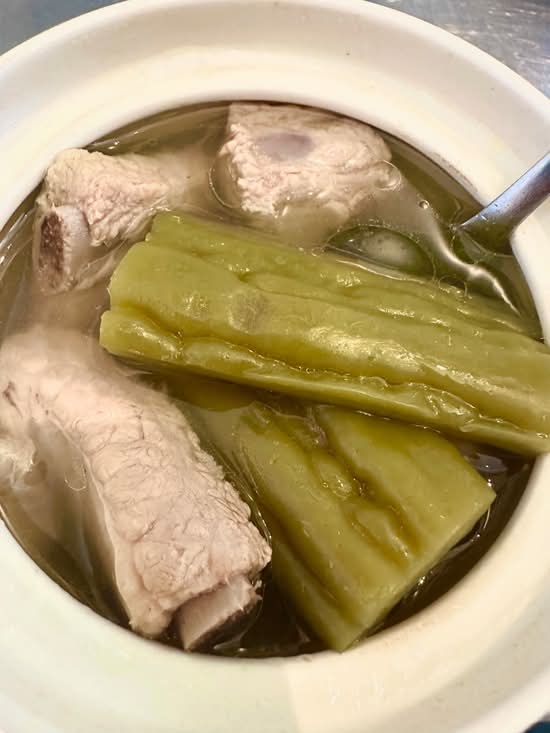 S12 Pork Ribs Stewed w/ Bitter Melon 凉瓜炖排骨
